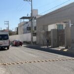 Arrolla conductor a padre e hija e intenta huir; lo detienen 