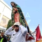 Félix carga una Virgen de 1.80 m en su peregrinar al Tepeyac