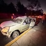Taxista se pasa el alto, choca y vuelca una patrulla en Juárez 