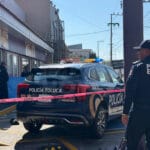 Murió sentado y mojado hombre en la banqueta 