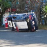 Taxista se pasa el alto, choca y vuelca una patrulla en Juárez 