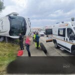 Vuelca autobús de pasajeros en Edomex; un muerto 