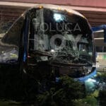 Queda deshecho tras accidente de autobús en Tollocan 