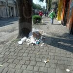 Bolsas y cúmulos de basura una constante en calles de Toluca