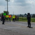 Suman 7 desaparecidos en Villa Victoria; bloquean carretera 