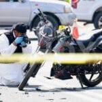 Fallece joven tras choque de moto y camioneta en Las Torres 