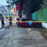 Choca vehículo contra árbol en Tollocan; muere copiloto 