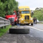 Se baja de su tractocamión y lo arrolla otro tráiler en la Toluca Atlacomulco 