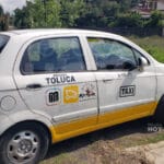 Muere taxista a bordo de su unidad 
