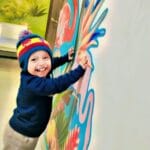 Elliot necesita de una cirugía para mejorar su salud. Lleva meses en espera
