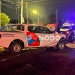 Muere servidor público al chocar su camioneta contra autobús 