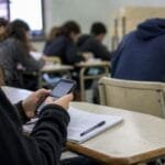 Edomex hará foros de consulta sobre la regulación de uso de celulares en escuelas