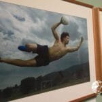 La pasión por el fútbol llega a Centro Tolzú con fotografías “más allá de las canchas”