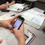 Lanza Edomex consulta sobre regulación del uso de celulares en escuelas